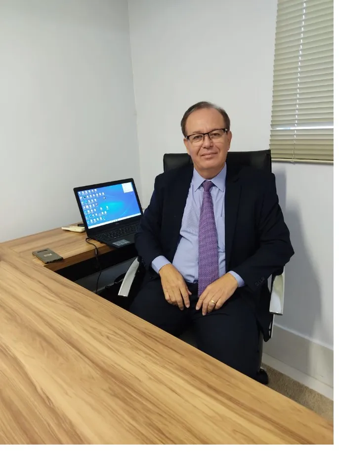 Benjamim Camargo no escritório da Paiva & Camargos, em Goiânia